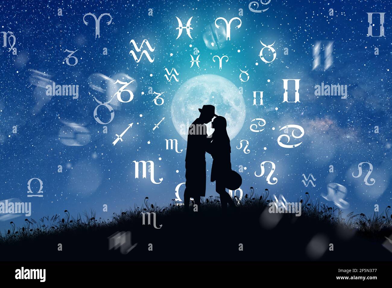 Signes astrologiques du zodiaque à l'intérieur du cercle de l'horoscope. Couple chantant et dansant au-dessus de la roue du zodiaque et de façon laiteuse arrière-plan. Banque D'Images