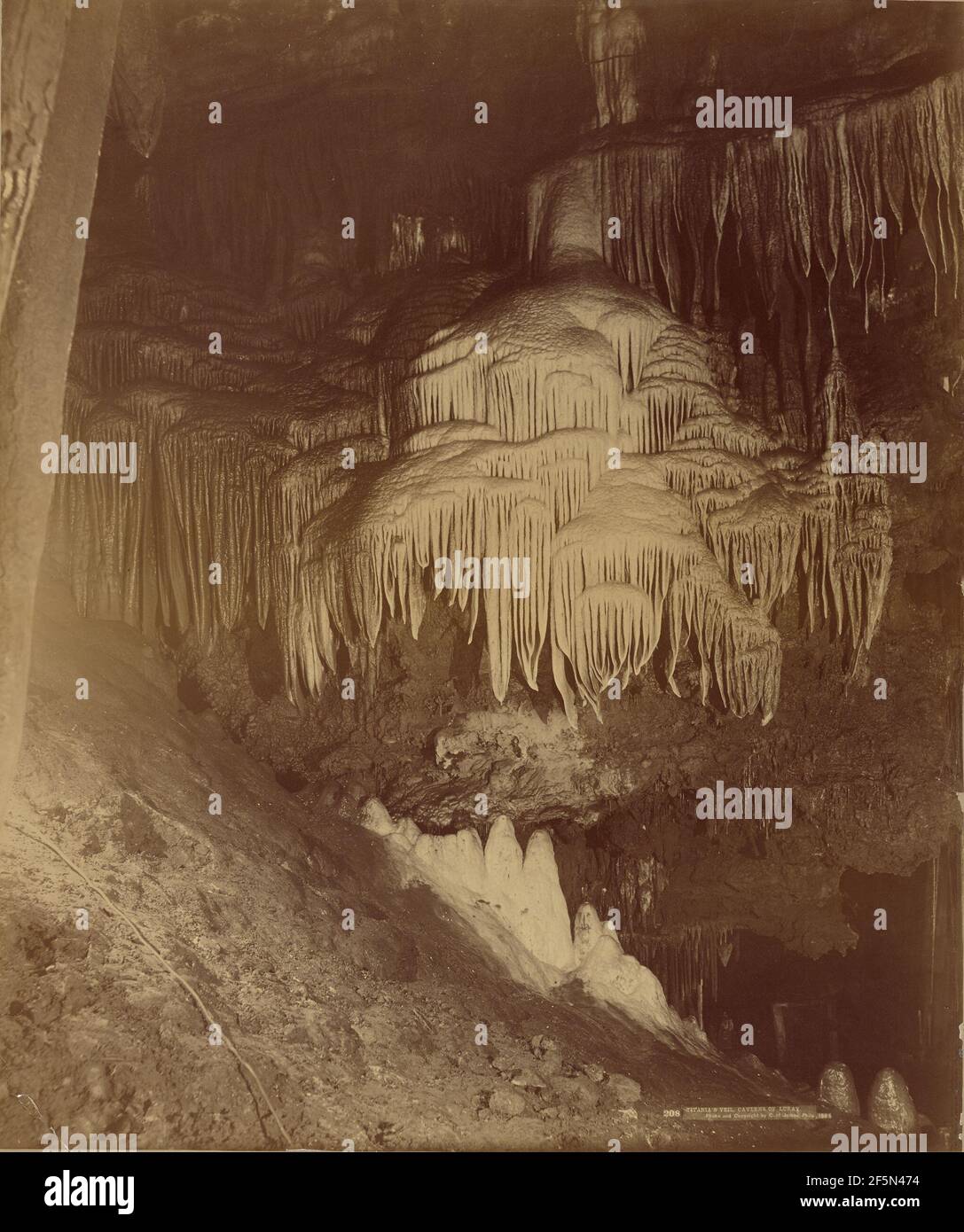Titania's Veil, cavernes de Luray, Comté de page, Virginie. Charles H. James (américain, 1849 - après 1910) Banque D'Images