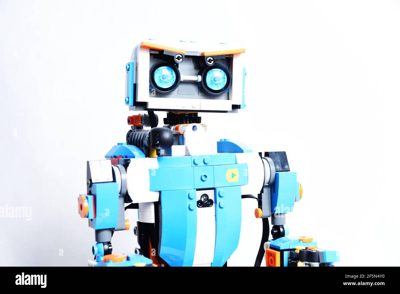 LEGO Boost - robot LEGO Vernie. Jouet intelligent qui peut être contrôlé par téléphone avec bluetooth. Banque D'Images