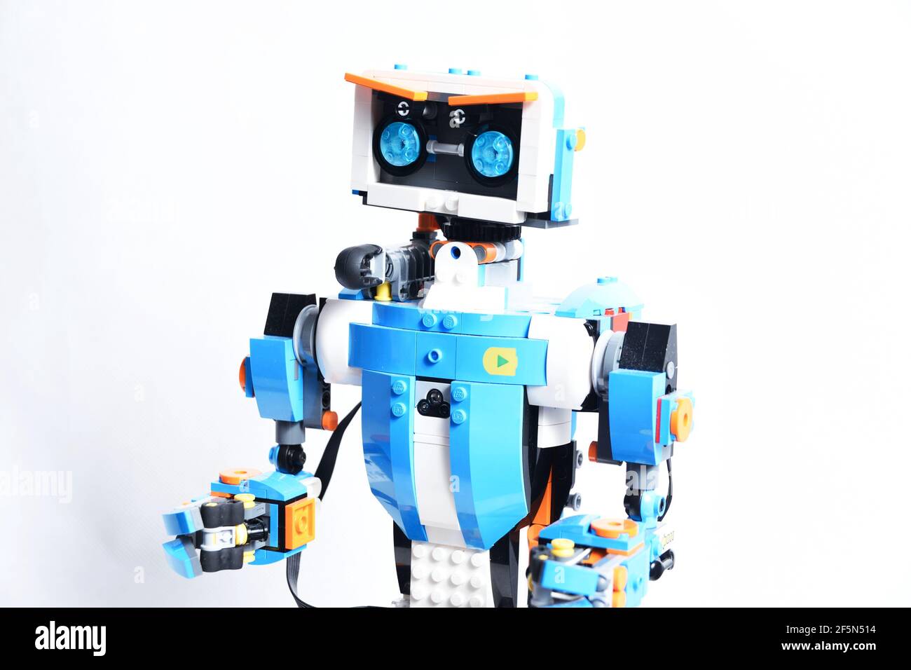 LEGO Boost - robot LEGO Vernie. Jouet intelligent qui peut être contrôlé  par téléphone avec bluetooth Photo Stock - Alamy