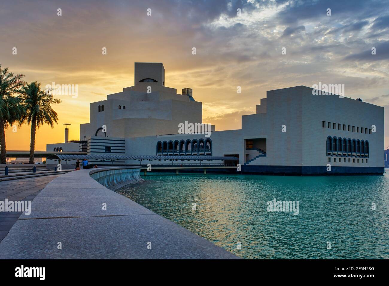Musée d'art islamique , Doha, Qatar vue extérieure au coucher du soleil avec des nuages dans le ciel en arrière-plan Banque D'Images
