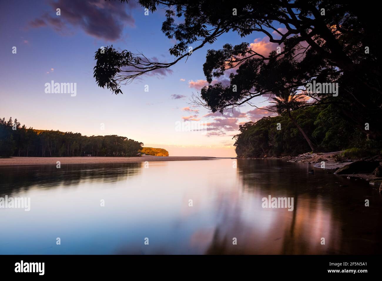 Vue sur Koote Creek et la plage de Wattamolla à Royal au coucher du soleil Parc national Banque D'Images