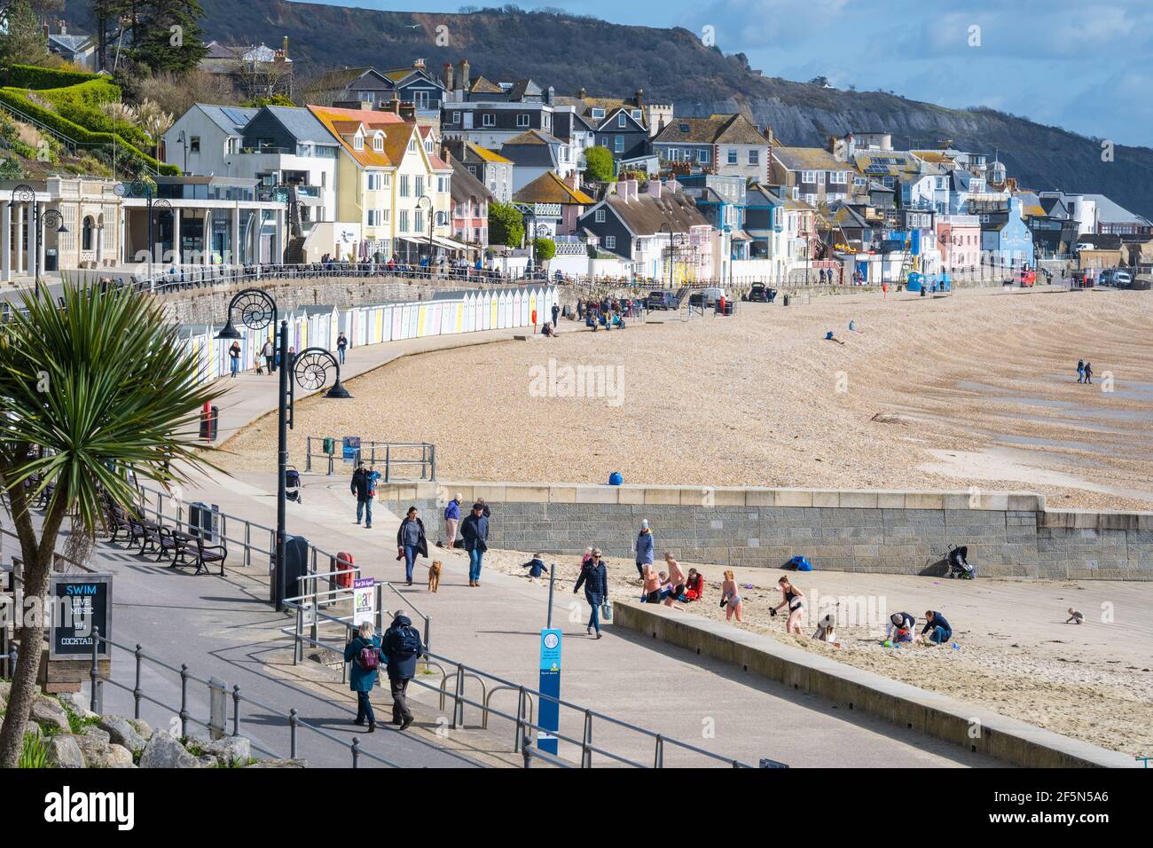 Lyme Regis, Dorset, Royaume-Uni. 27 mars 2021. UK Weather: Après un démarrage froid, il y avait beaucoup de chaudes sorts ensoleillés à la station balnéaire de Lyme Regis aujourd'hui. Les gens du coin étaient à peu près tôt pour profiter du soleil de printemps, mais la plage était calme pour cette période de l'année. On s'attend à ce que la jolie ville côtière soit plus occupée la semaine prochaine, car les restrictions de verrouillage des coronavirus commencent enfin à se calmer. Credit: Celia McMahon/Alamy Live News Banque D'Images