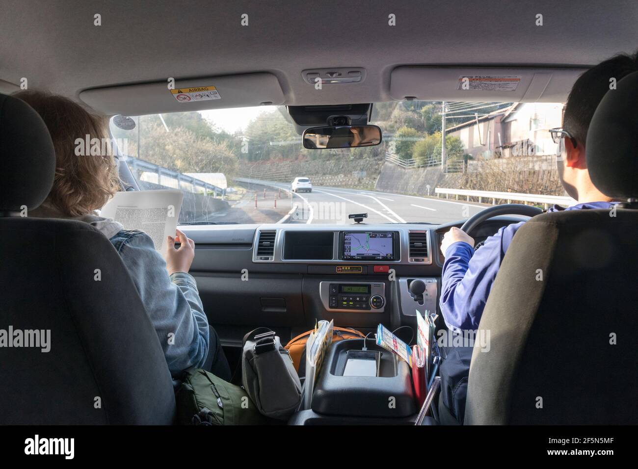 Conduite sur la route japonaise à l'aide d'un système de navigation par satellite, Japon Banque D'Images