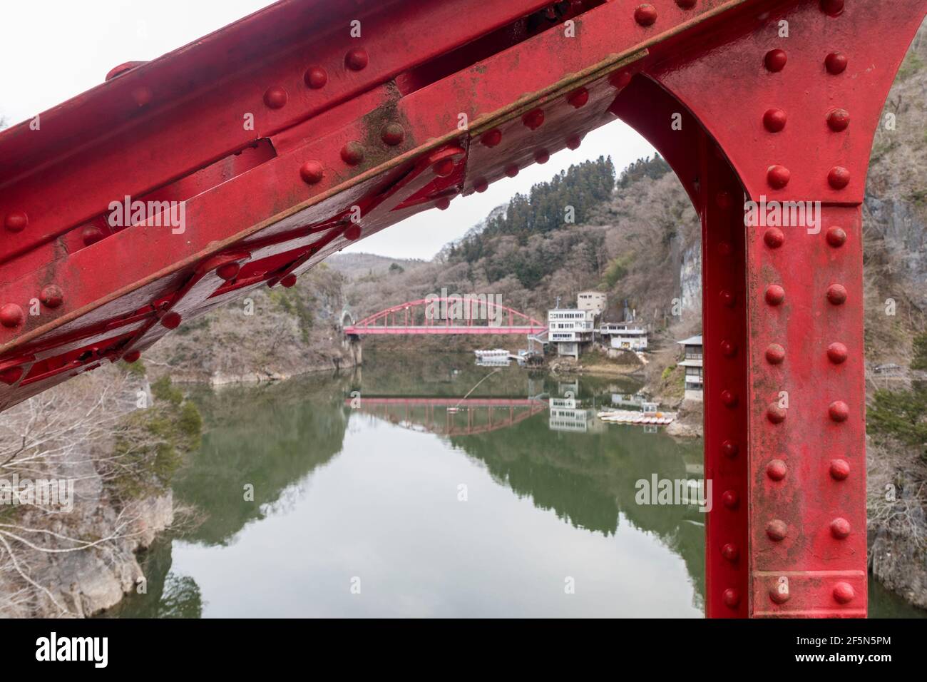 Poutres et rivets utilisés dans la construction de ponts au-dessus de la gorge de Taishaku, lac Shinryu, Hiroshima-ken, Japon Banque D'Images