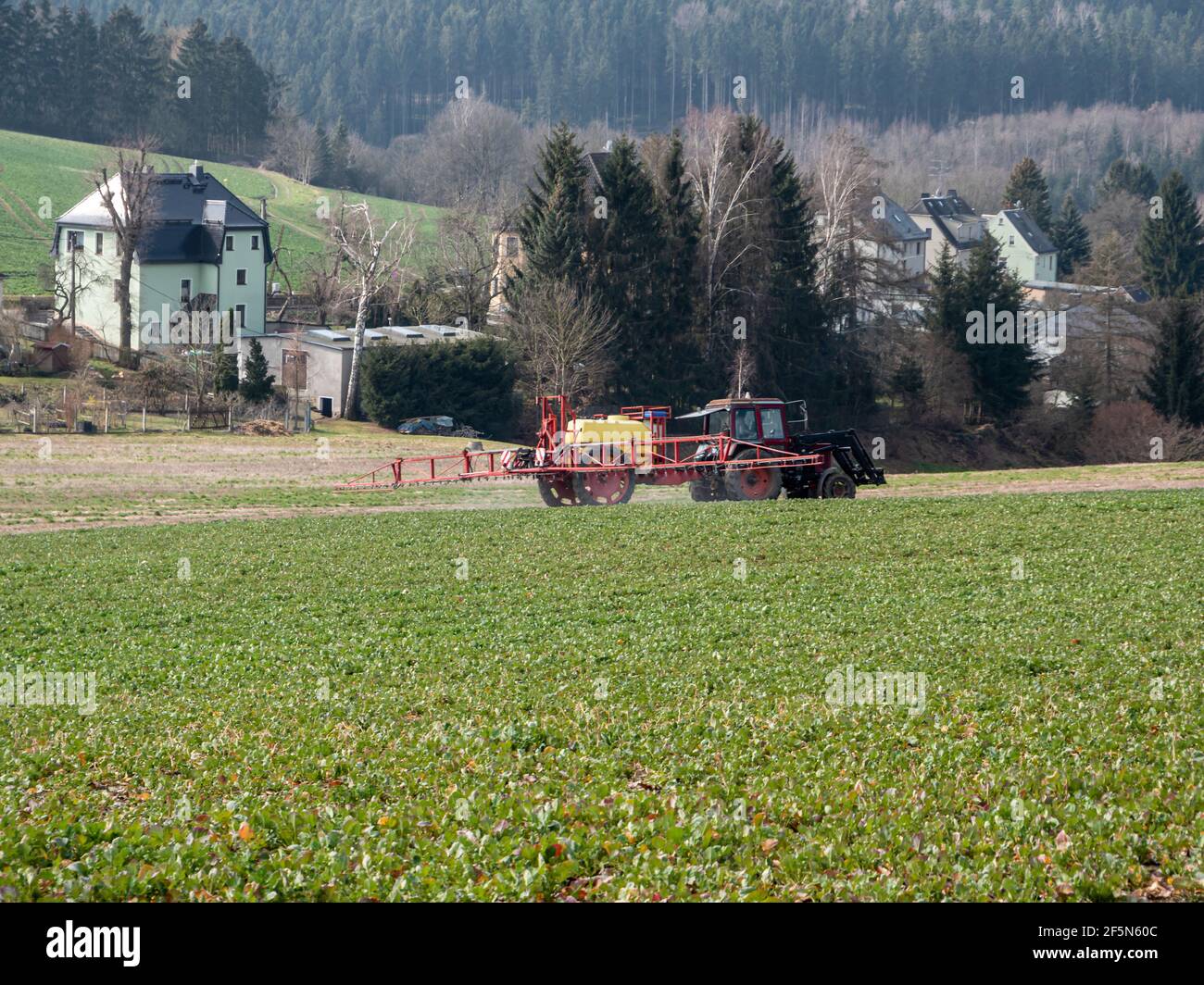 Le tracteur fertilise un champ dans l'agriculture Banque D'Images