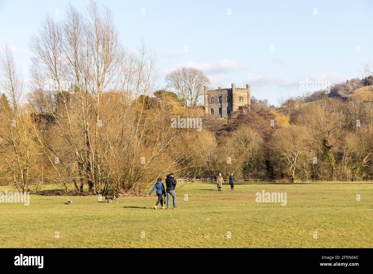 Personnes marchant des chiens sur Castle Meadows avec Abergavenny Castle, pays de Galles, Royaume-Uni Banque D'Images