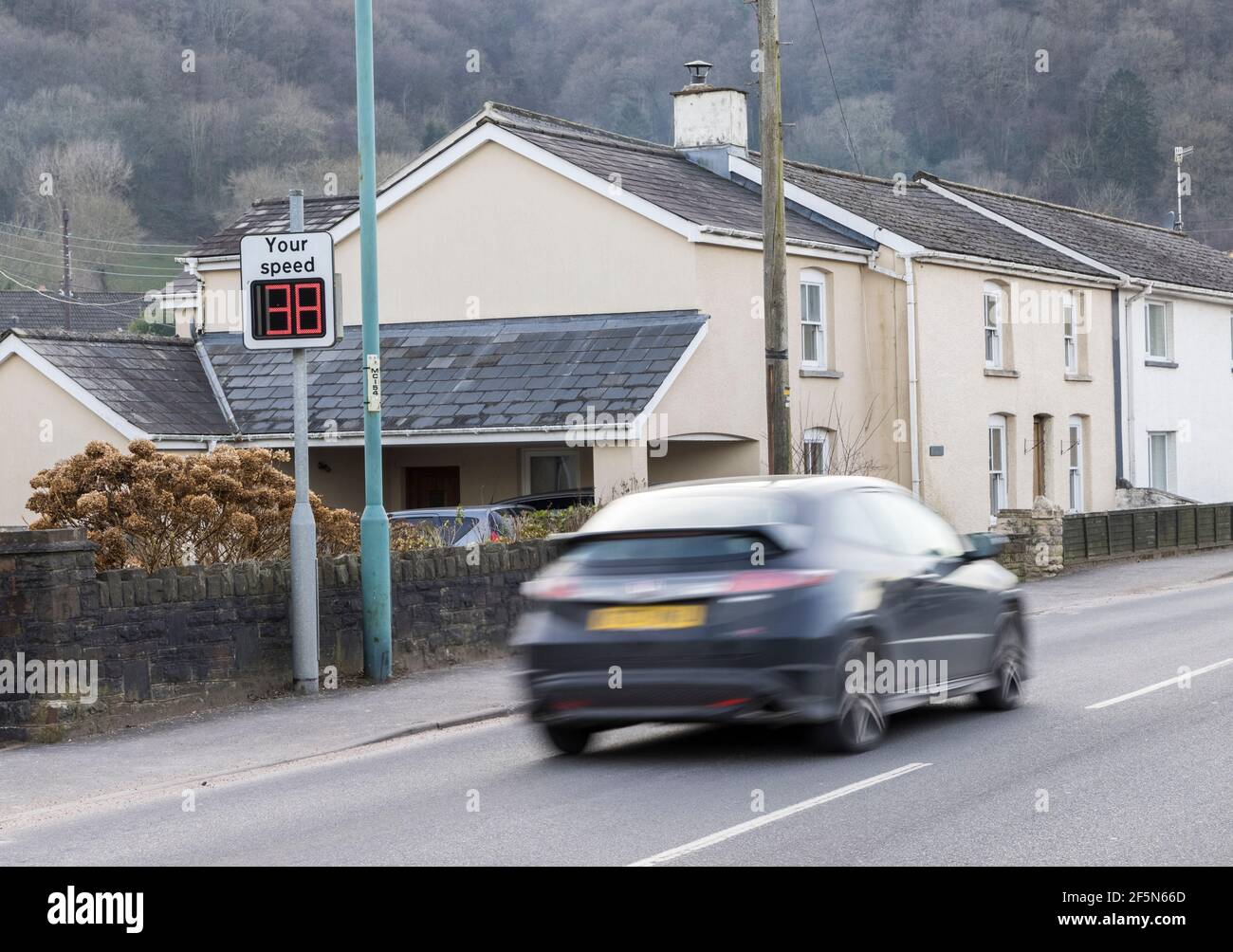 Voiture roulant dans le village attrapé sur votre signe numérique de vitesse à 30mph limite, Llanfoist, pays de Galles, Royaume-Uni Banque D'Images Voiture roulant dans le village attrapé sur votre signe numérique de vitesse à 30mph limite, Llanfoist, pays de Galles, Royaume-Uni Banque D'Images