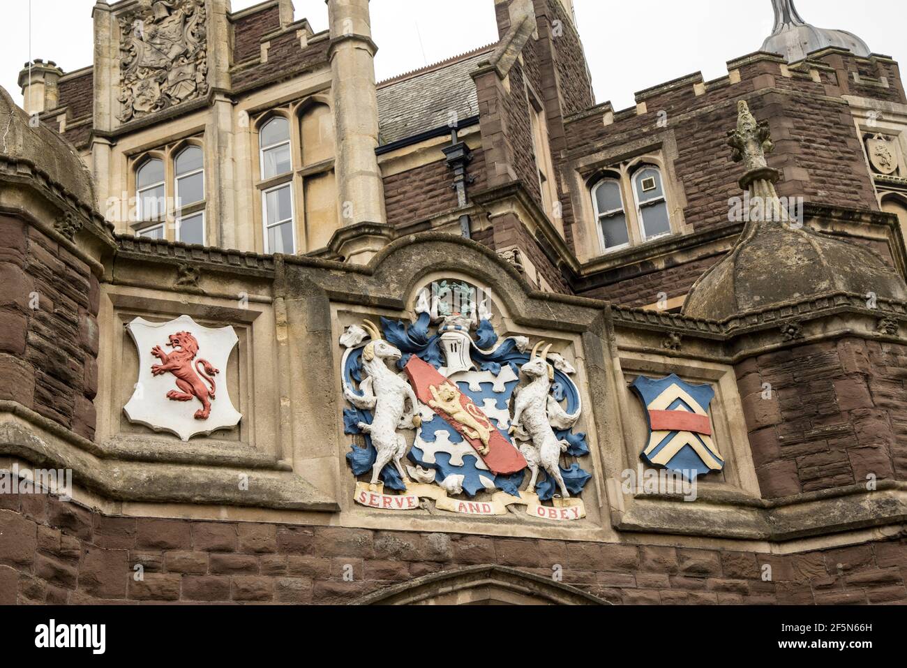 Enseigne et devise de l'école servir et obéir, Monmouth School for Boys, Monmouth, pays de Galles, Royaume-Uni Banque D'Images