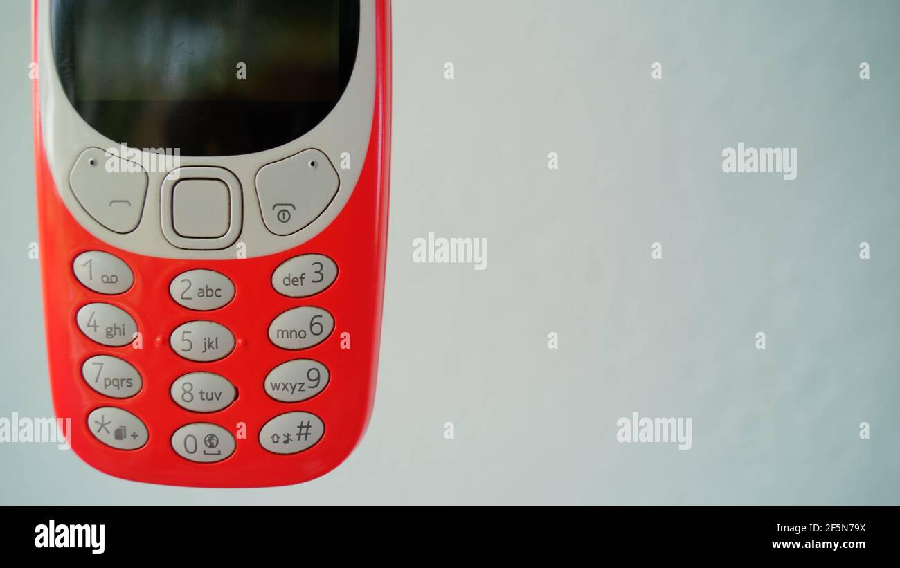Ancien téléphone à clavier nokia 3310 isolé sur fond de table en bois.  Ancien téléphone cellulaire classique avec petit écran. Société de marque  Nokia en Inde Photo Stock - Alamy