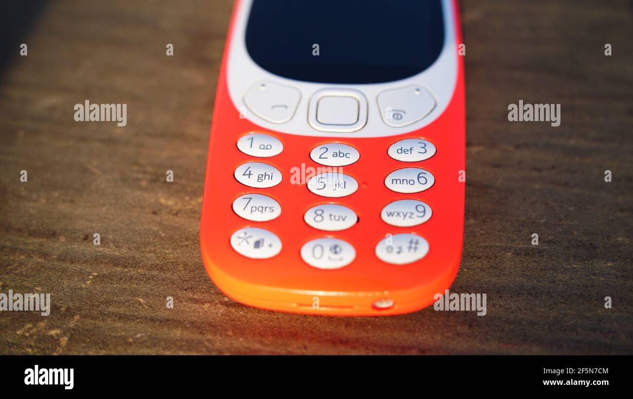 Ancien téléphone à clavier nokia 3310 isolé sur fond de table en bois. Ancien téléphone cellulaire classique avec petit écran. Société de marque Nokia en Inde. Banque D'Images