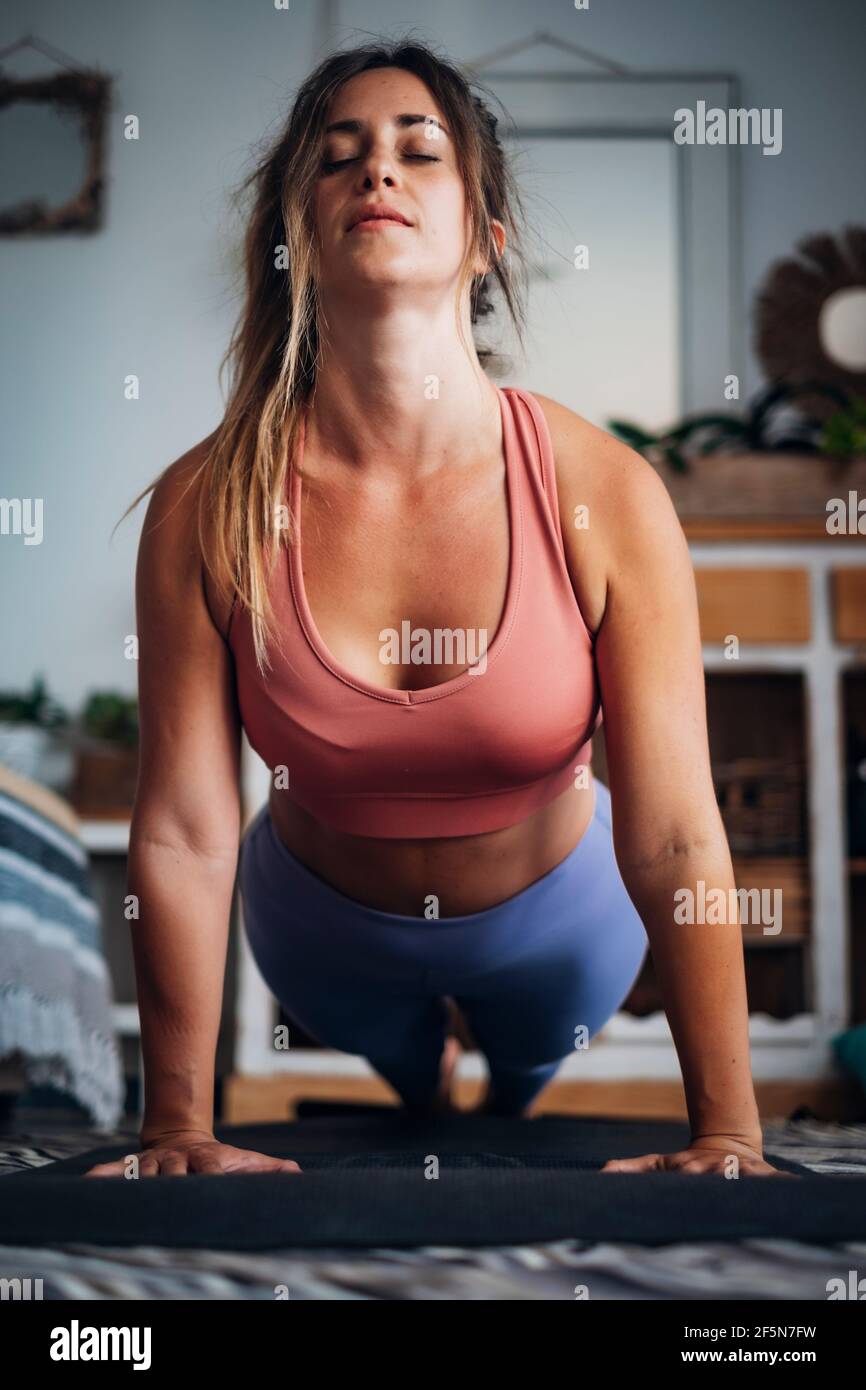 Belle fille sport à la maison . Exercice de forme physique, abs, entraînement intelligent, exercice, entraînement à la maison - poussez vers le haut position équilibrée pour les personnes saines de style de vie Banque D'Images