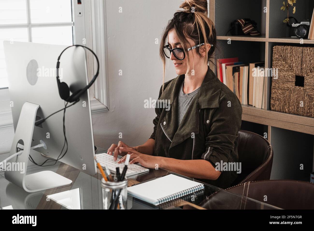 Une jeune femme d'affaires écrit sur un ordinateur portable à la maison dans l'intelligence travail de bureau travail activité de travail - concept de style de vie des travailleurs à distance avec une jolie pe femelle Banque D'Images