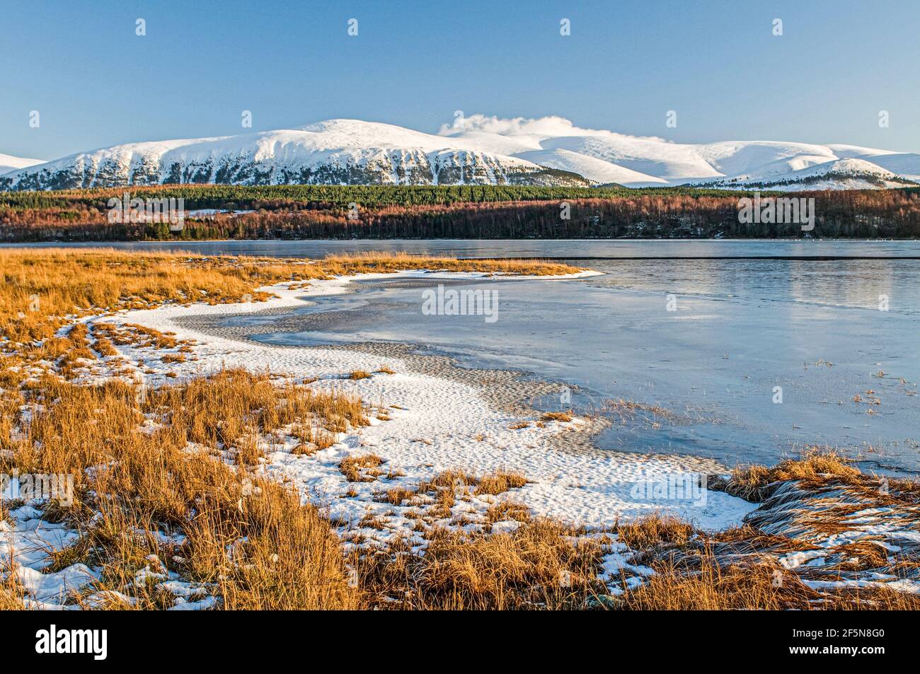 Loch Insh et le flanc ouest des Cairngorms en hiver. Banque D'Images