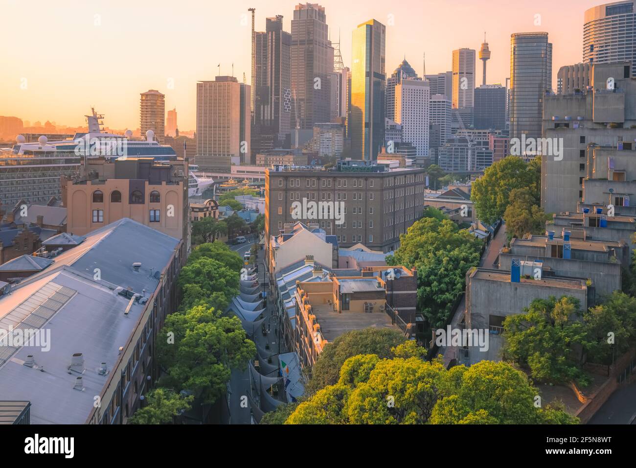 Vue panoramique sur le centre-ville de Sydney au lever ou au coucher du soleil Vue sur les Rocks et Circular du quartier central des affaires (CBD) Quai en Nouvelle-Écosse Banque D'Images