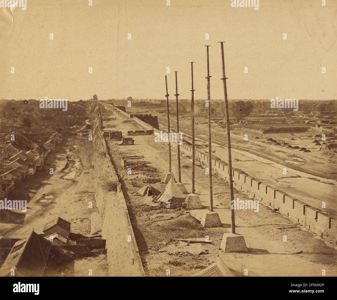 Haut du mur de la porte d'Antin pris en possession par les troupes britanniques et françaises, 21 octobre 1860. Felice Beato (anglais, né en Italie, 1832 - 1909) Banque D'Images