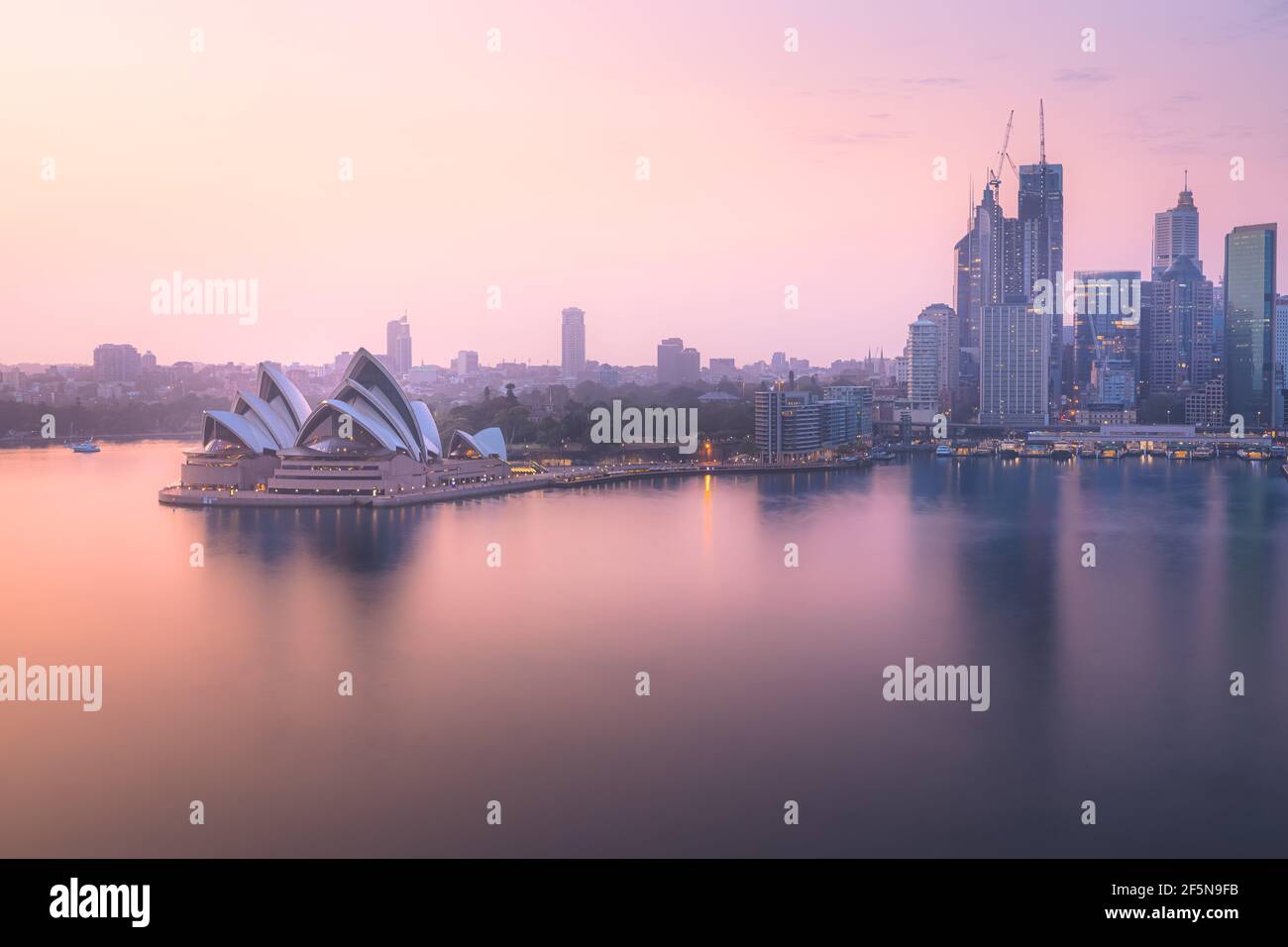 Magnifique lever de soleil doré ou coucher de soleil sur la vue panoramique de la ville depuis le Harbour Bridge au-dessus de Sydney Harbour Skyline et opéra en Nouvelle-Galles du Sud, en Australie. Banque D'Images