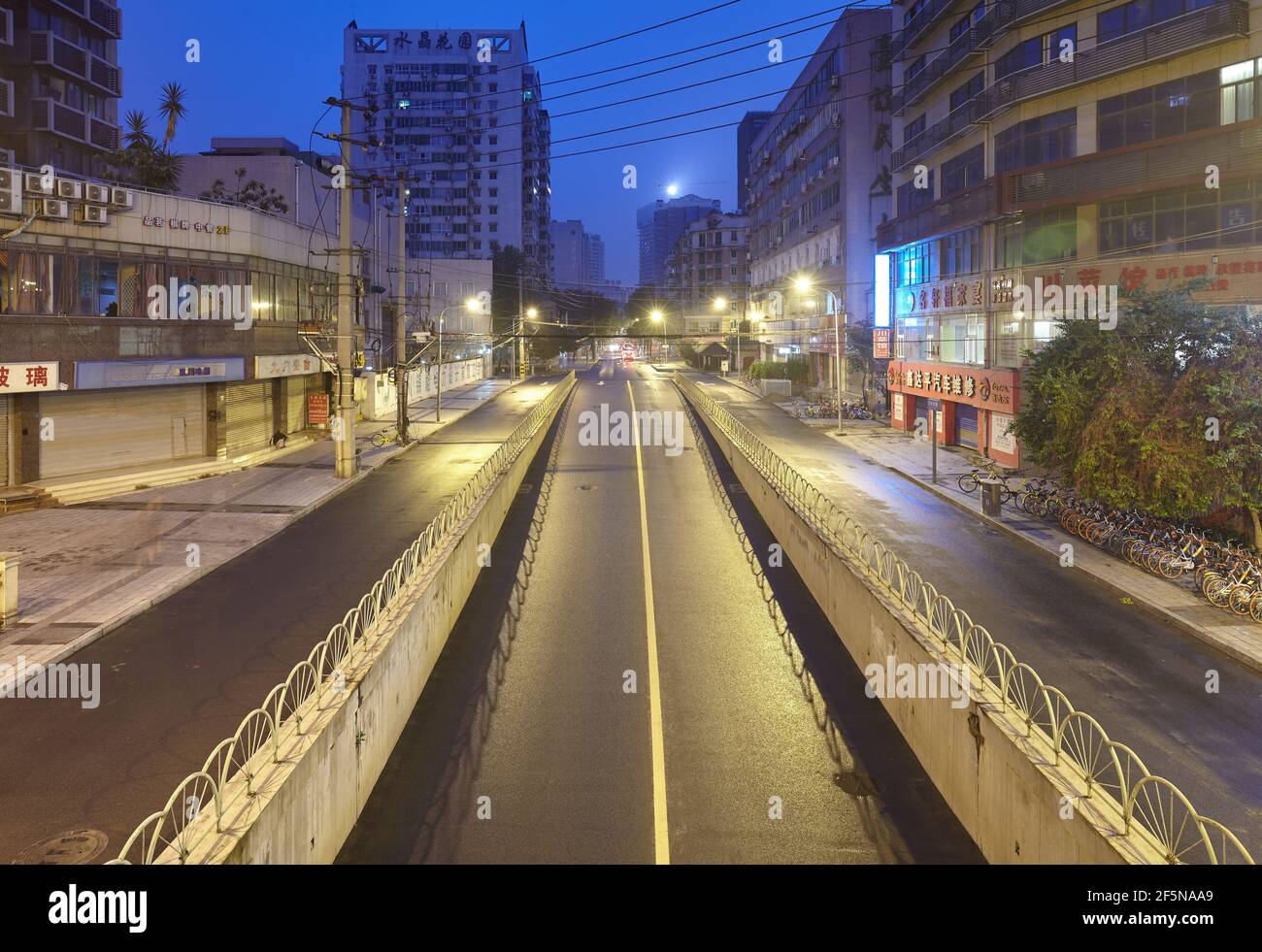 Chengdu, Chine - 29 septembre 2017 : rue vide de Chengdu à l'aube. Banque D'Images