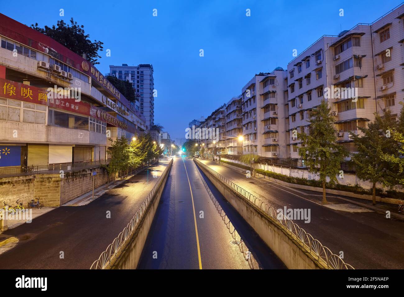 Chengdu, Chine - 29 septembre 2017 : rue vide de Chengdu à l'aube. Banque D'Images