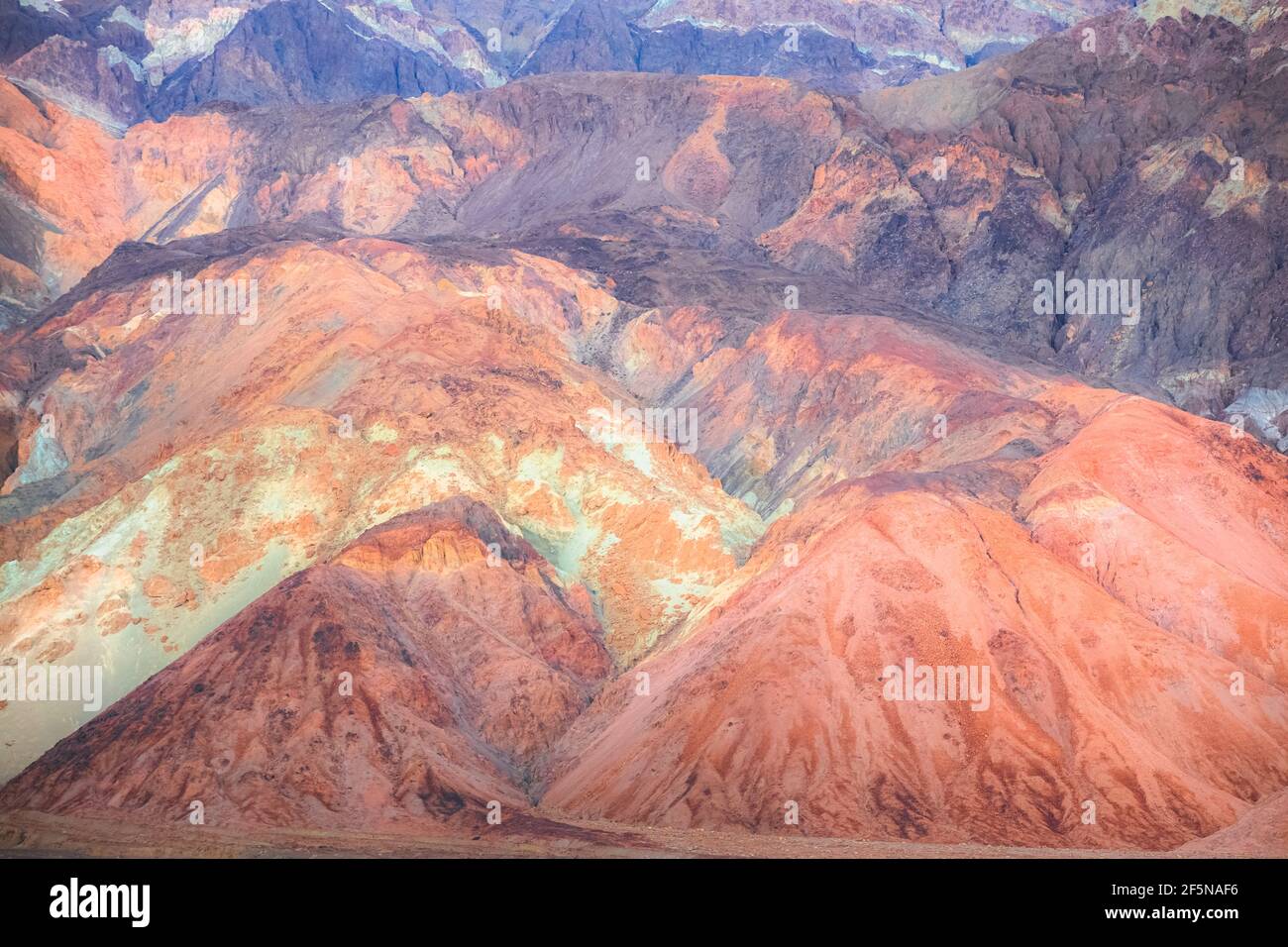 Couleur pastel et texture abstraite du terrain volcanique pittoresque des badlands dans le parc national du parc de la Vallée de la mort, Banque D'Images