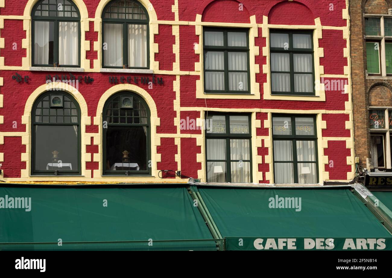 La façade colorée et les auvents du café des Arts à Markt / place du marché, Bruges, Belgique Banque D'Images