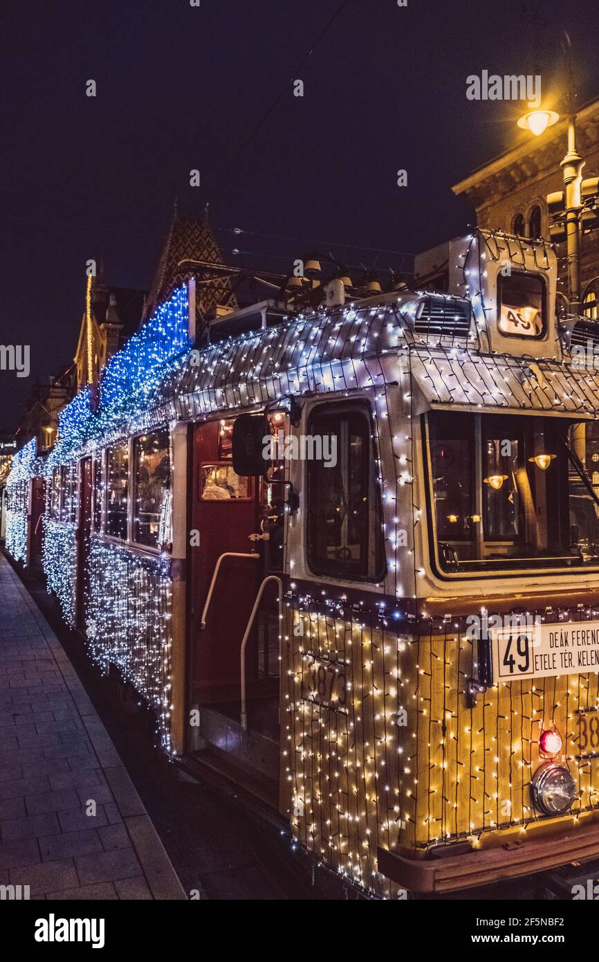 Tramways de Noël de Budapest illuminés la nuit dans le centre de Budapest, Hongrie Banque D'Images