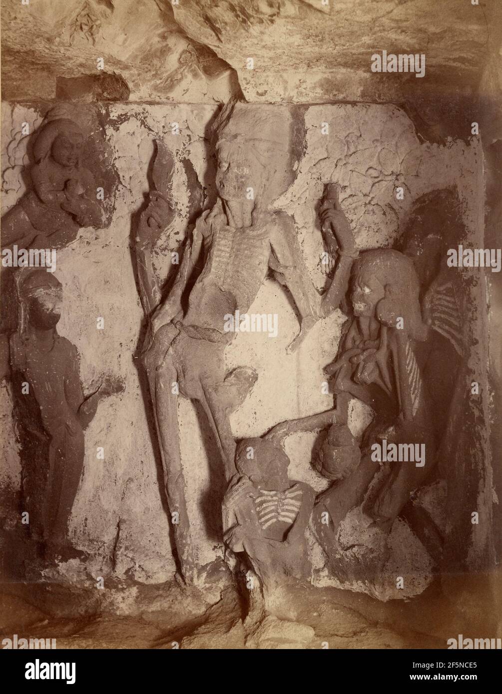 Figures sculptées dans la grotte de Rameshwar. Lala Deen Dayal (Indien, 1844 - 1905) Banque D'Images