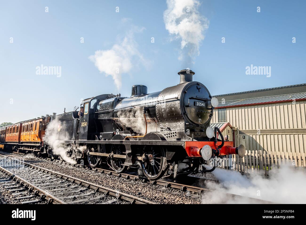 BR 'Q' 0-6-0 No. 30541 part de la gare de Sheffield Park sur le chemin de fer Bluebell, West Sussex Banque D'Images