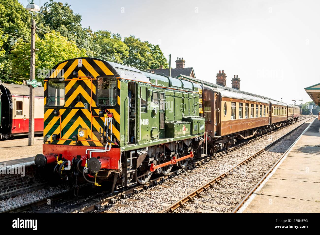 BR Shunter classe 09 N° D4106 avec un train Pullman, gare de Horsted Keynes sur le chemin de fer Bluebell, West Sussex Banque D'Images