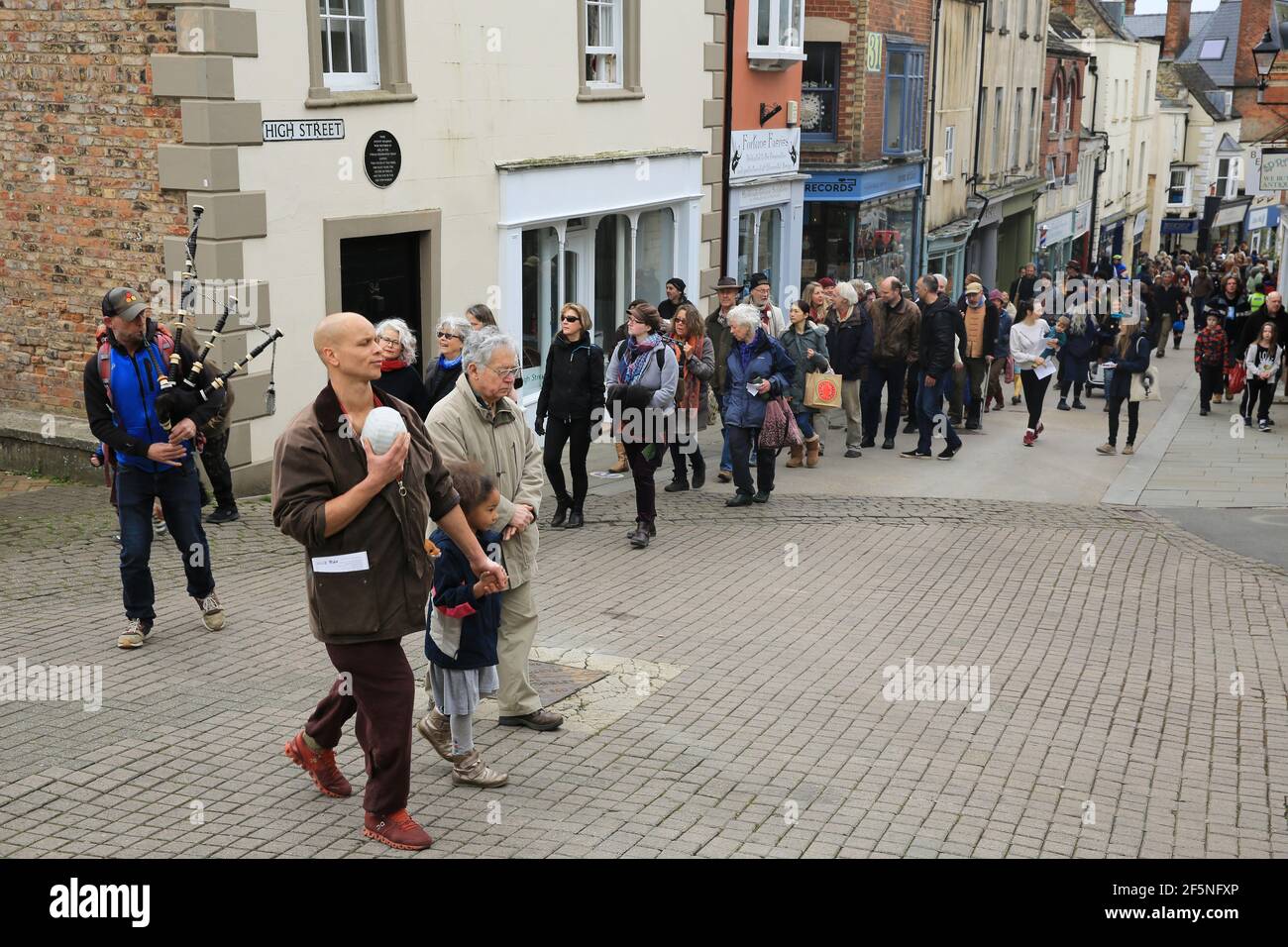 Stroud, Royaume-Uni. 27 mars 2021. Manifestation pacifique contre la réglementation Covid-19 dans le centre-ville de Stroud aujourd'hui. Gloucestershire, Royaume-Uni. Crédit : Gary Learmonth/Alamy Live News Banque D'Images