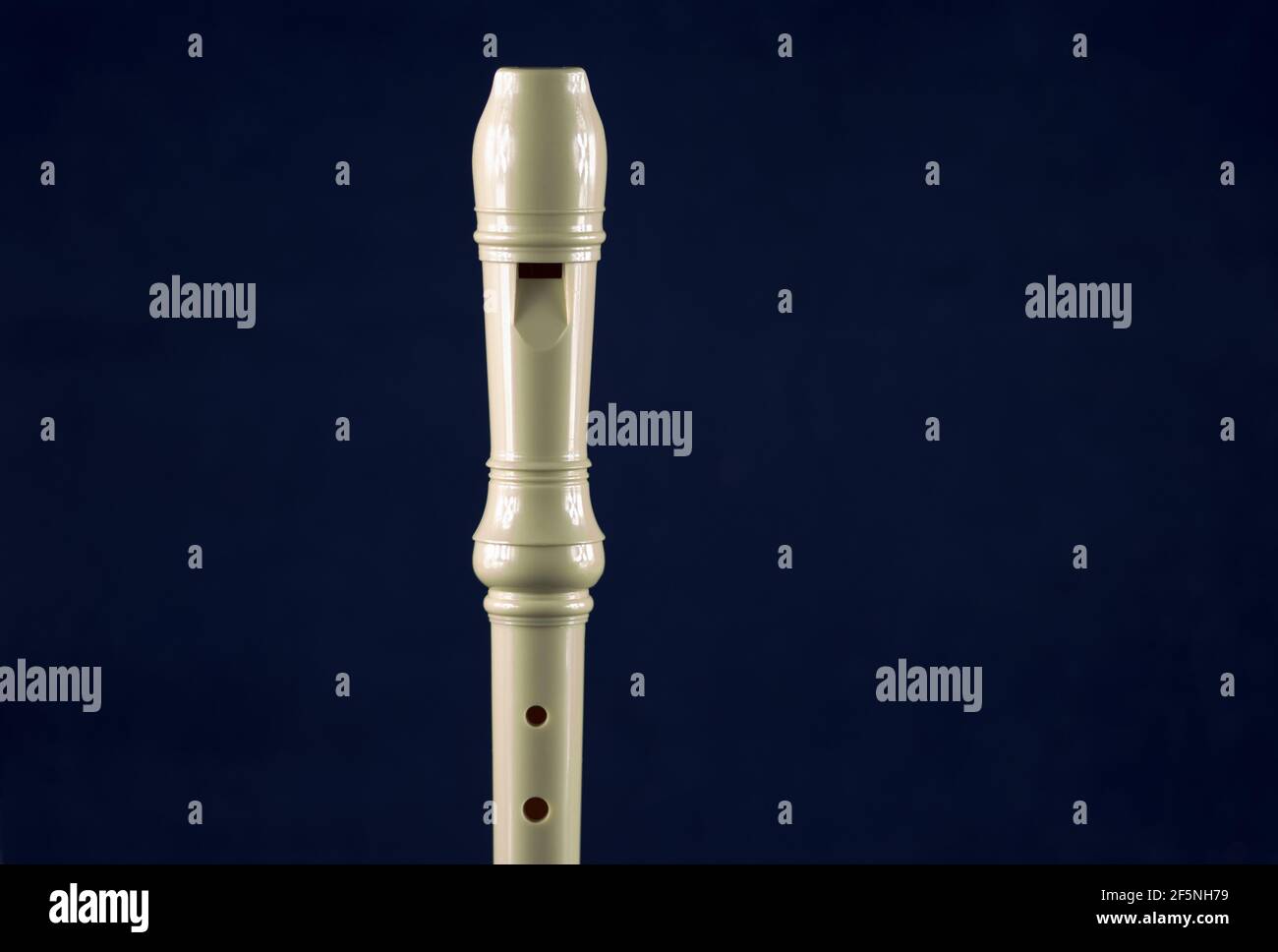 Enregistreur instrument de musique isolé sur fond bleu Banque D'Images