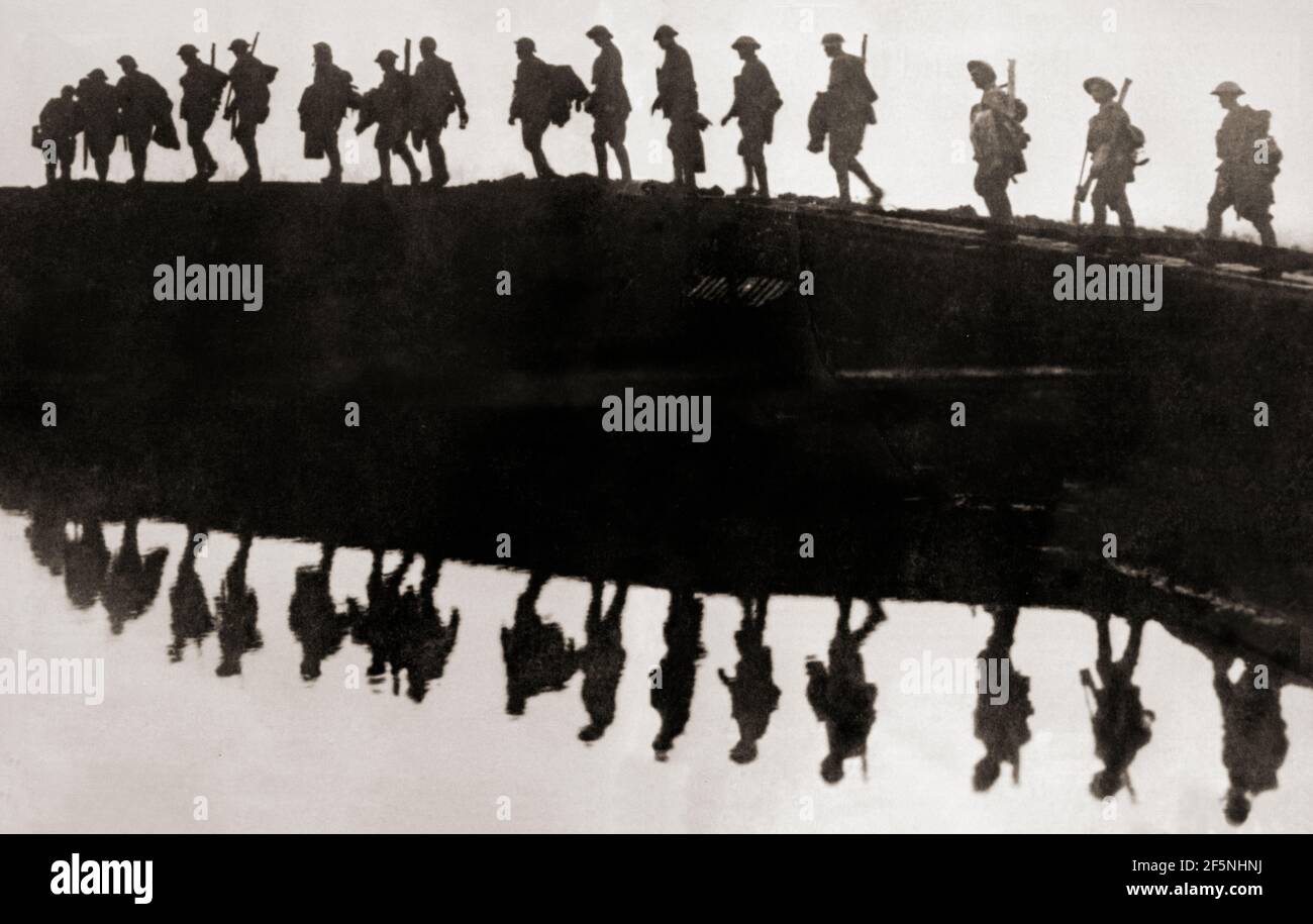 Les troupes britanniques traversent la désolation du champ de bataille près du village de Passchendaele pendant la troisième bataille d'Ypres, Flandre, Belgique, pendant la première Guerre mondiale. Banque D'Images