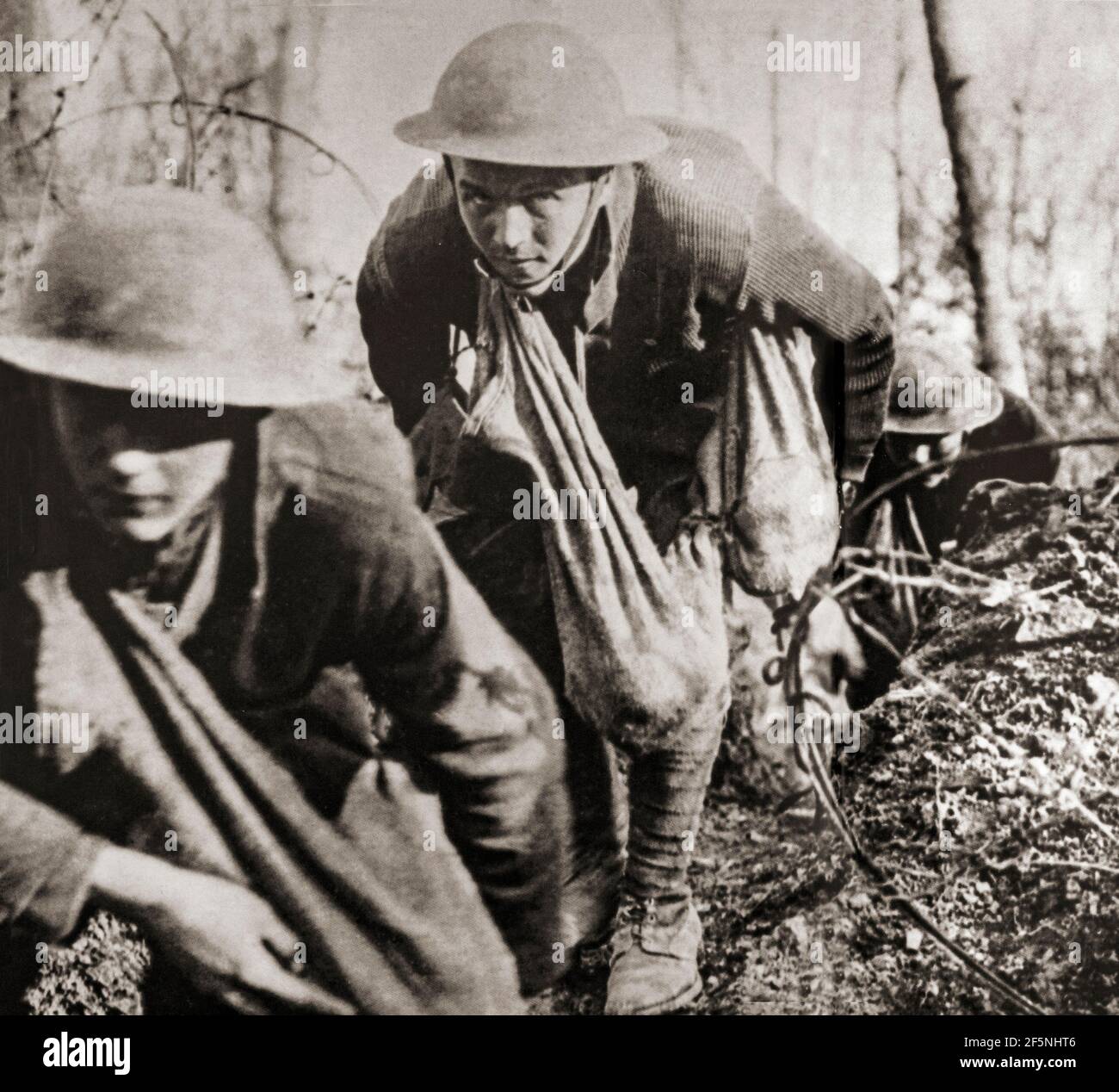 Les troupes américaines nouvellement arrivées, connues sous le nom de « Doughboys » rampant dans les tranchées pendant les derniers jours de la première Guerre mondiale. Banque D'Images