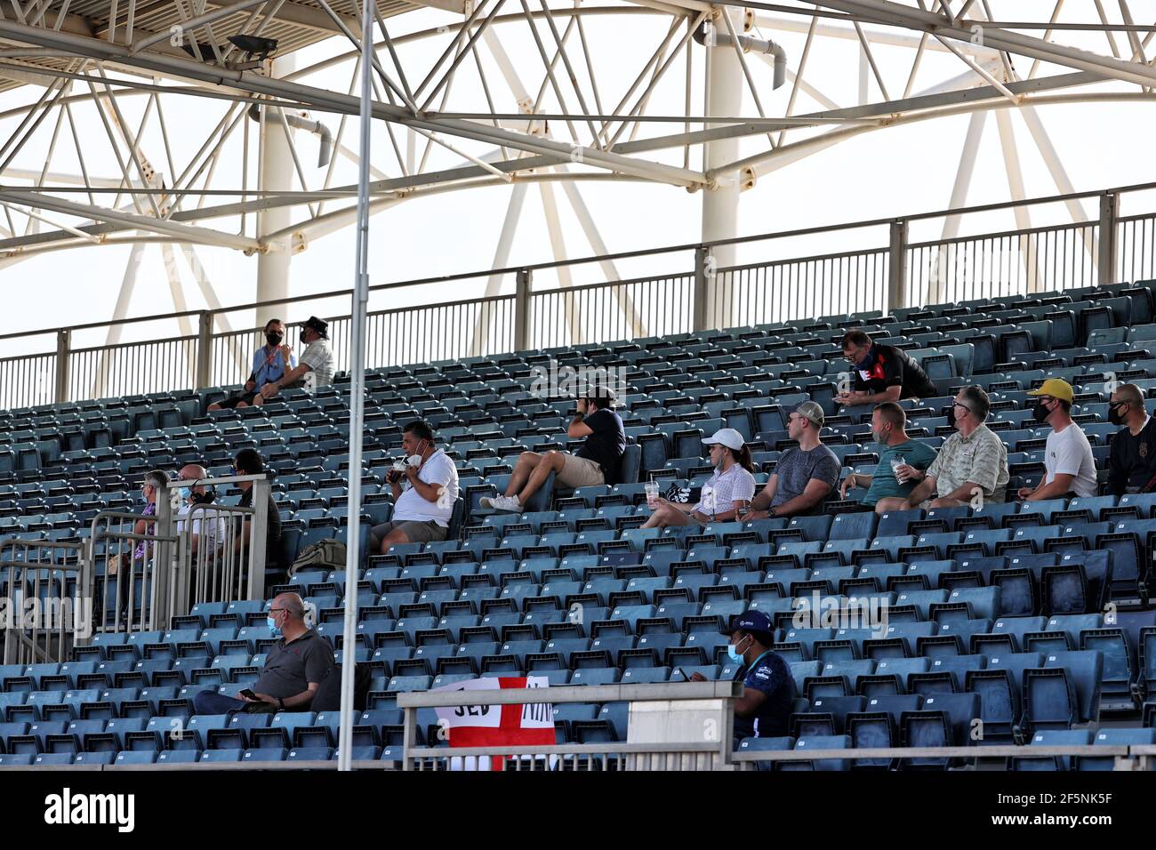 Sakhir, Bahreïn. 27 mars 2021. Fans dans la tribune. 27.03.2021. Championnat du monde de Formule 1, route 1, Grand Prix de Bahreïn, Sakhir, Bahreïn, Jour de qualification. Le crédit photo doit être lu : images XPB/Press Association. Crédit : XPB Images Ltd/Alamy Live News Banque D'Images