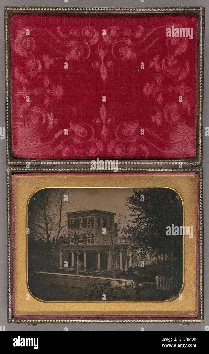 Maison de trois étages avec porche classique. Fabricant inconnu, américain Banque D'Images