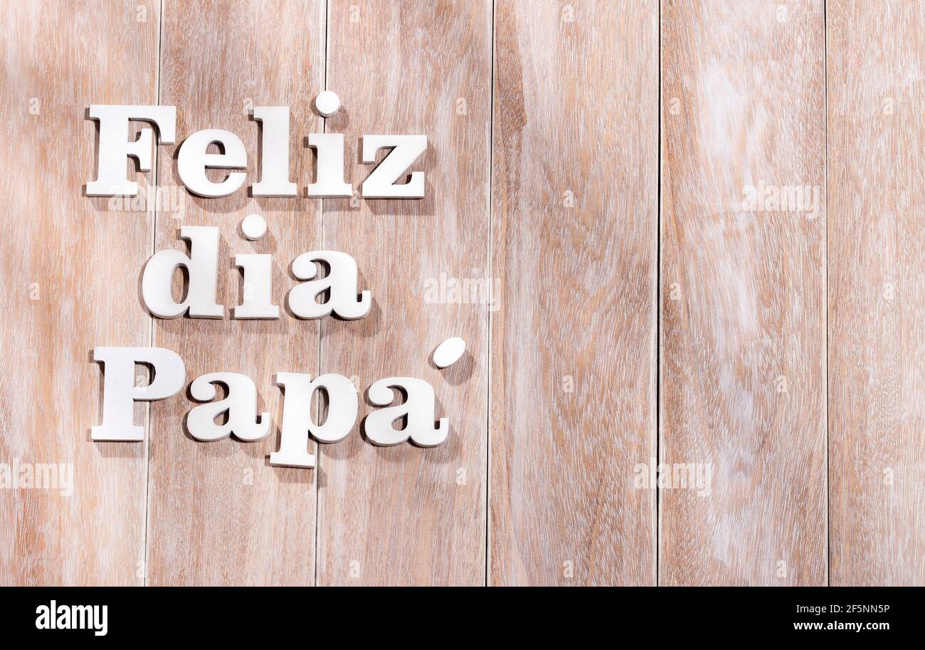 Comment Dit On Papa En Espagnol Bonne fête des pères en espagnol - carte de vœux - lettres en bois Photo  Stock - Alamy