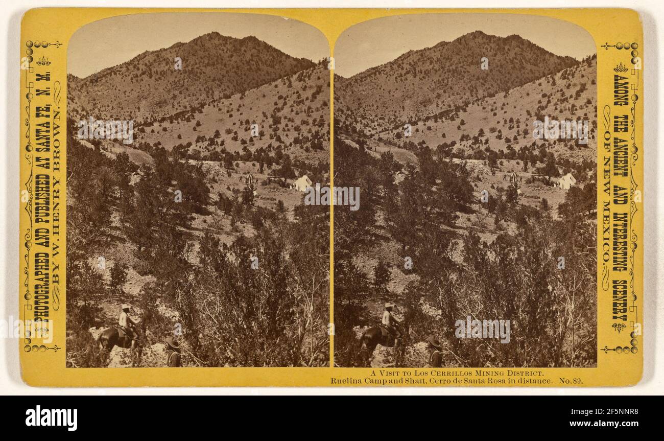 Visite du quartier minier de Los Cerrillos. Ruelina Camp et arbre, Cerro de Santa Rosa à distance. William Henry Brown (américain, 1844 - 1886) Banque D'Images
