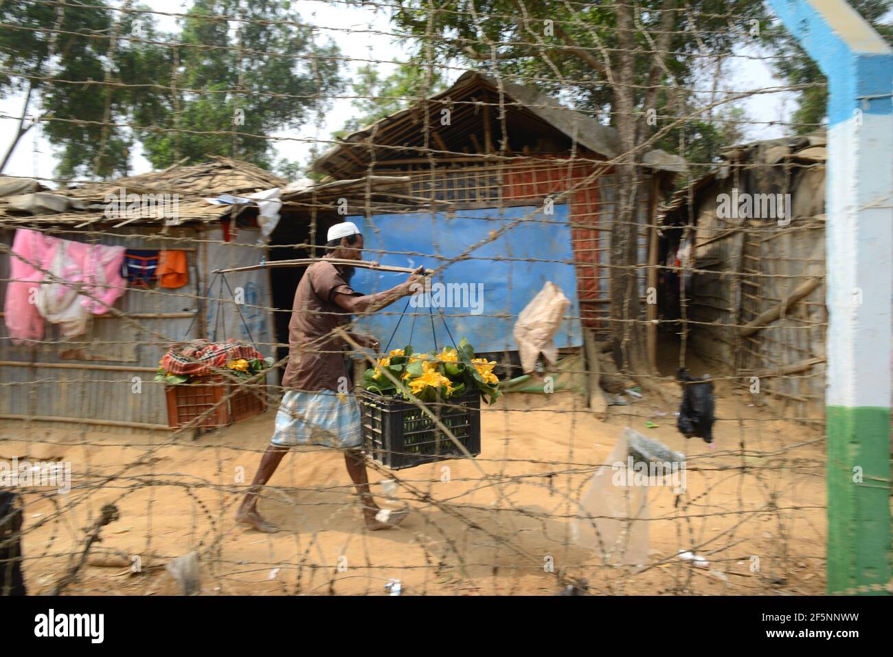 Le Bangladesh défend l'utilisation des clôtures après le feu mortel du camp de Rohingya au camp de réfugiés d'Ukhia rohingya, à Cox'x Bazar, au Bangladesh. Humanitaria internationale Banque D'Images