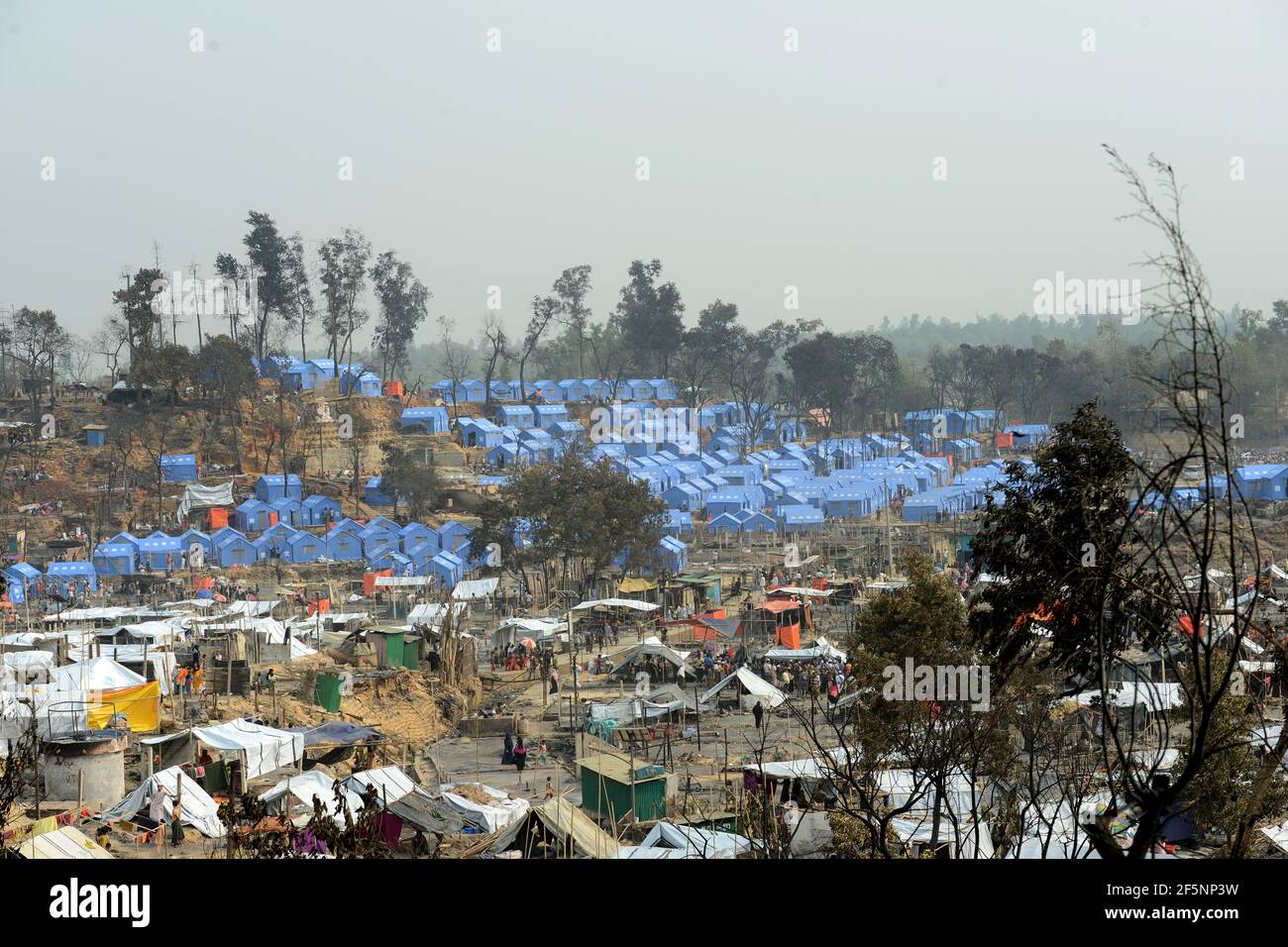 Feu « détestant » au camp de Rohingya au Bangladesh Banque D'Images