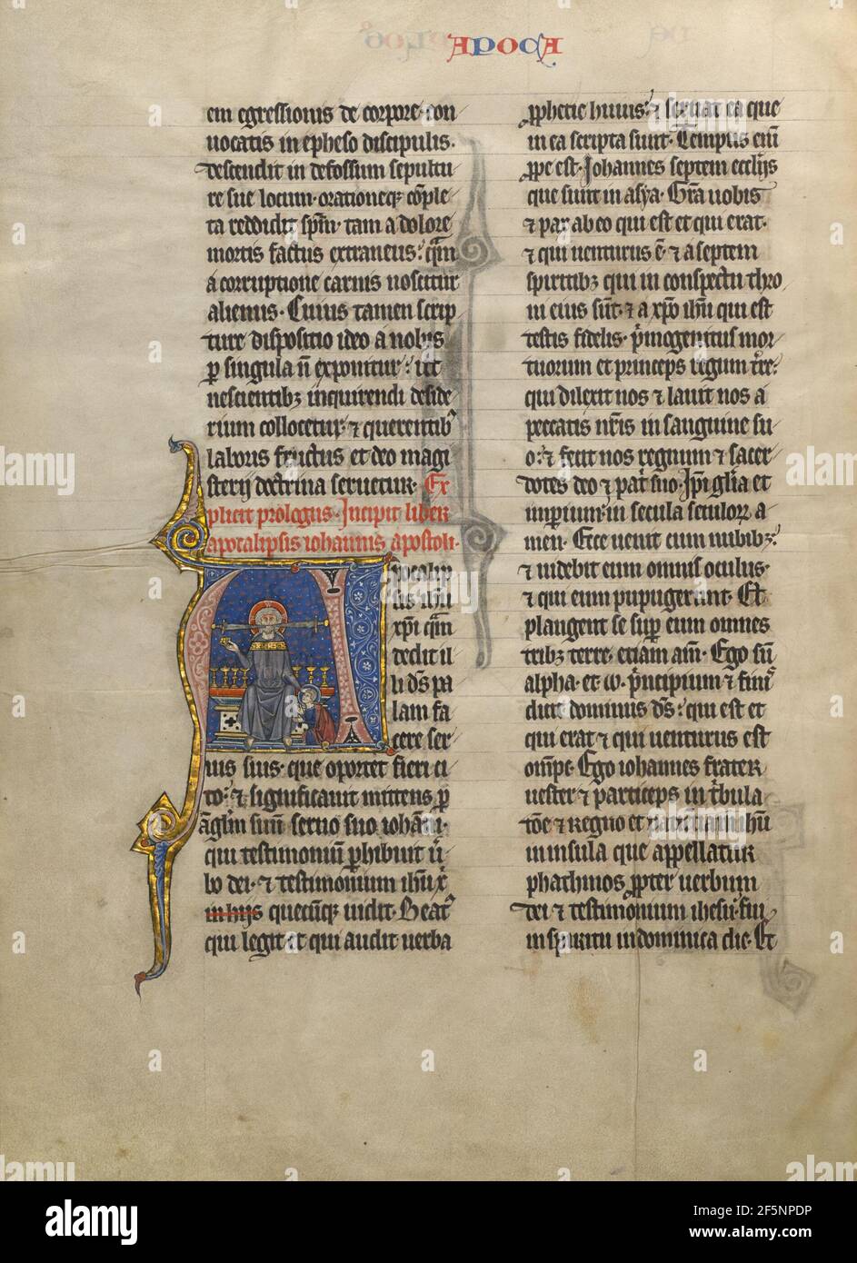 Initiale A : Saint Jean s'agenouille dans la prière avant sa vision apocalyptique du Christ Enthroned. Inconnu Banque D'Images