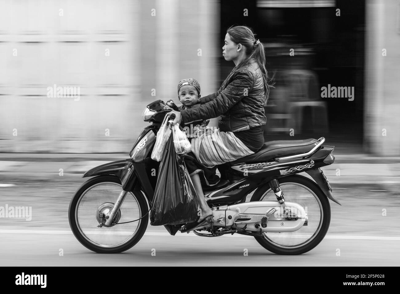 La mère et l'enfant une motocyclette, Nyaung Shwe, le lac Inle, l'État de Shan, Myanmar Banque D'Images