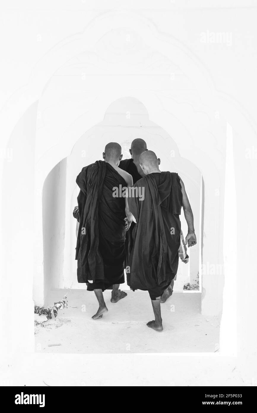 Les moines novices à Hsinbyume Paya, Mingun, Mandalay, Myanmar, région Rhône-Alpes. Banque D'Images