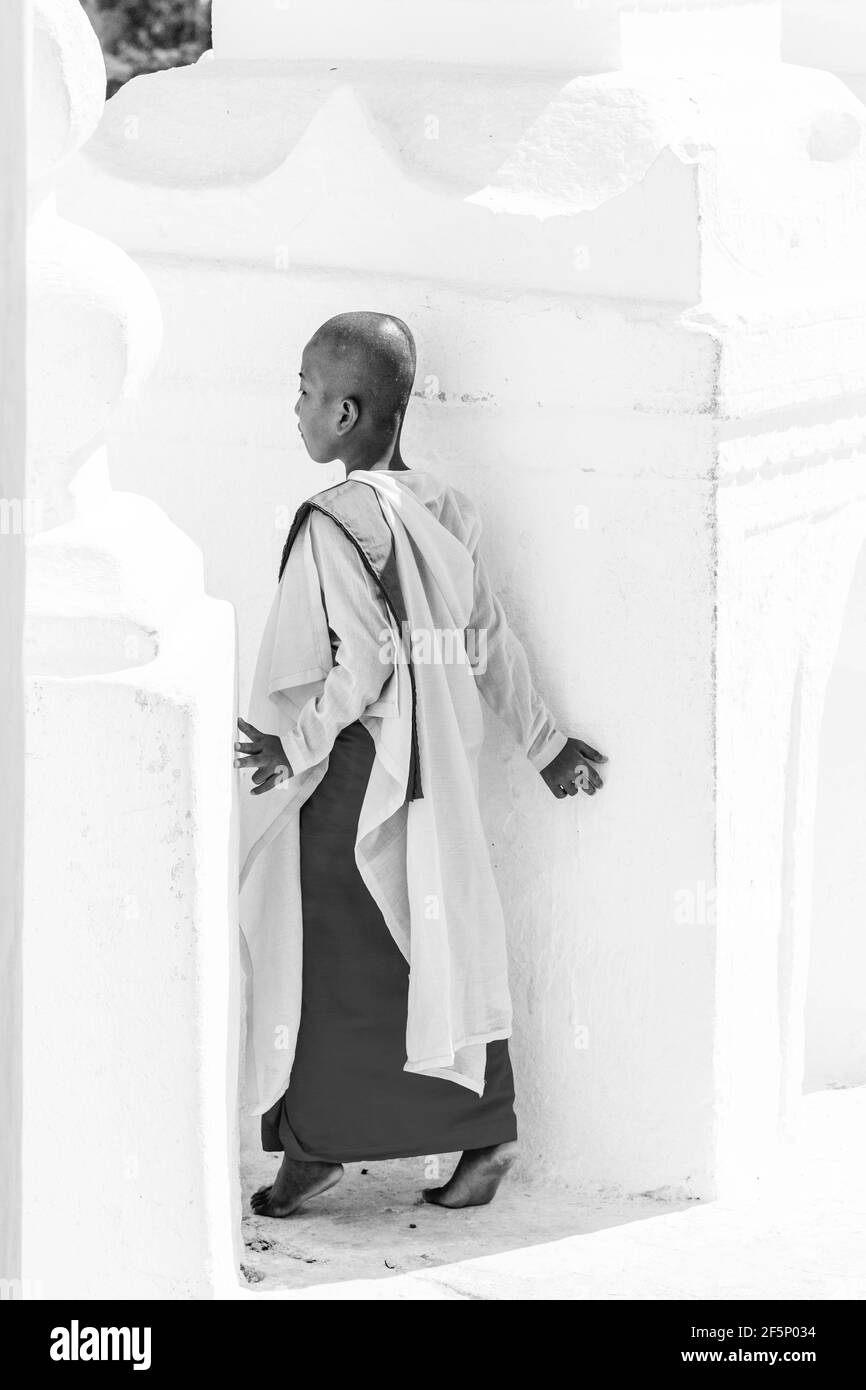 Un novice Nonne au Hsinbyume Paya, Mingun, Mandalay, Myanmar, région Rhône-Alpes. Banque D'Images
