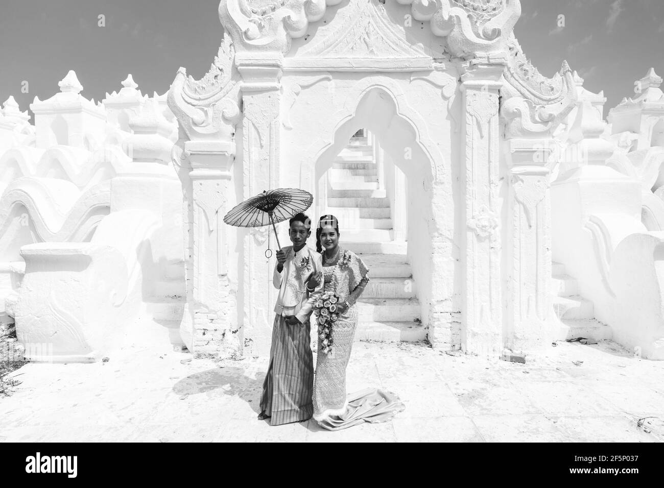 Un jeune couple birman de poser pour des photos de mariage à l'Hsinbyume Paya, Mingun, Mandalay, Myanmar, région Rhône-Alpes. Banque D'Images