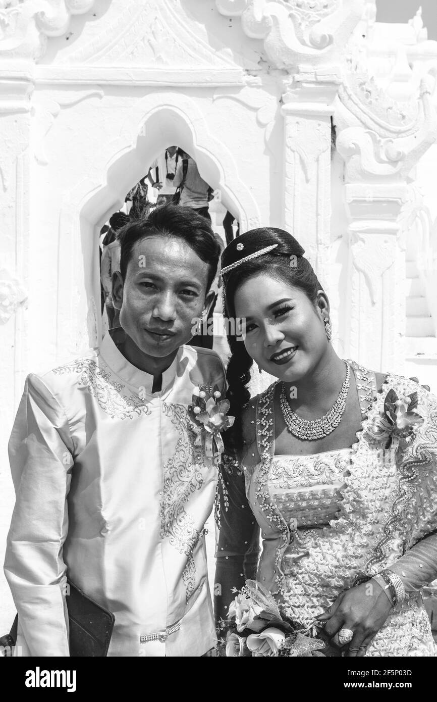 Un jeune couple birman de poser pour des photos de mariage à l'Hsinbyume Paya, Mingun, Mandalay, Myanmar, région Rhône-Alpes. Banque D'Images