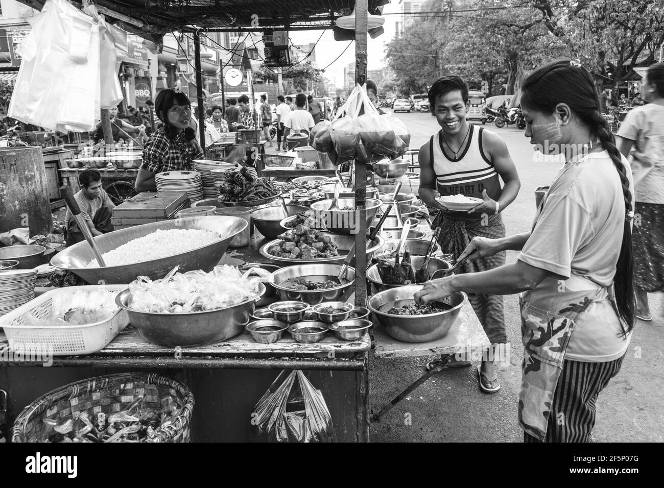 Affichage de l'alimentation de rue, Mandalay, Myanmar. Banque D'Images