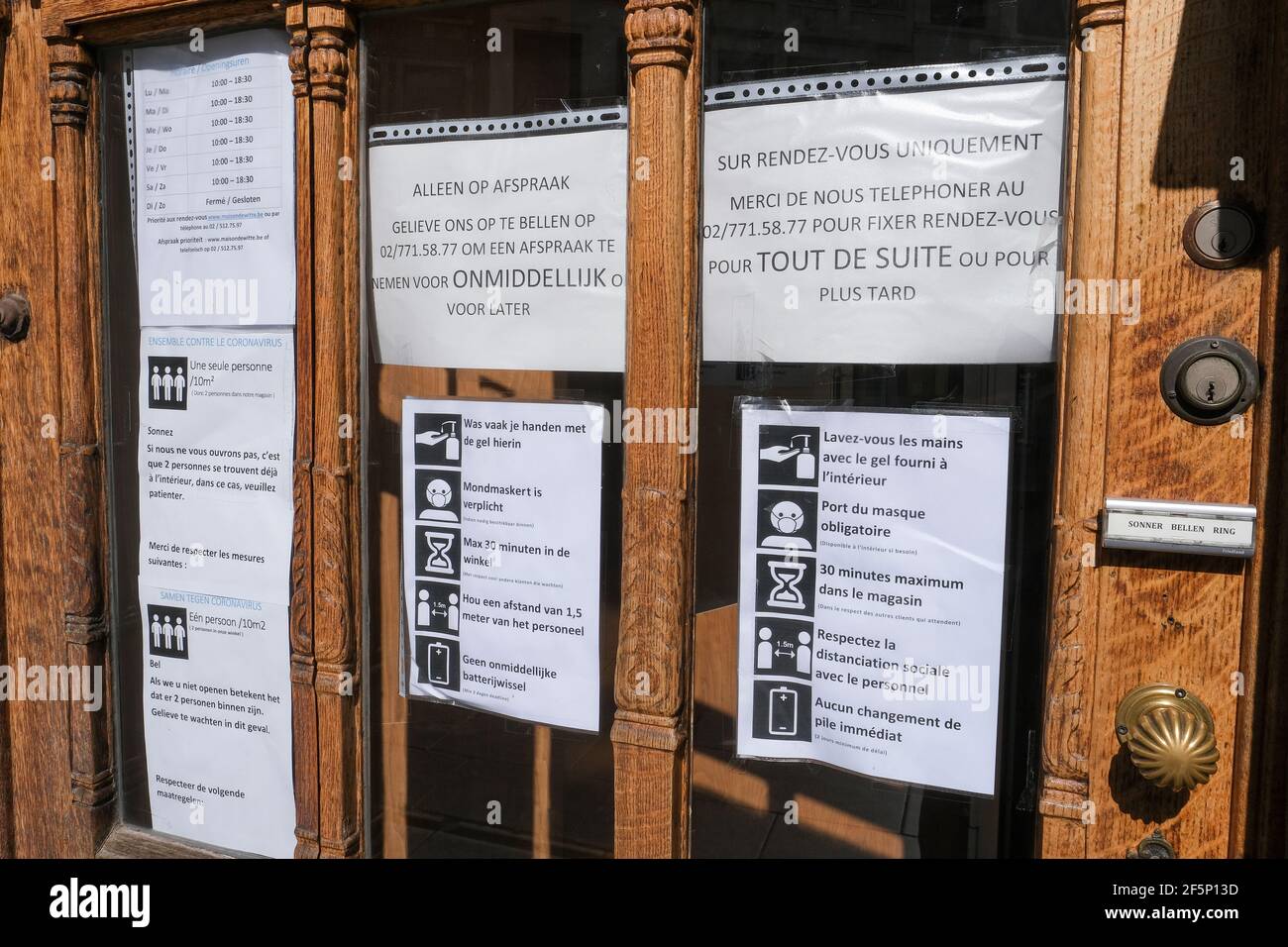 L'illustration montre des panneaux de signalisation à la porte d'un magasin indiquant qu'un rendez-vous est requis, samedi 27 mars 2021 à Bruxelles. À partir d'aujourd'hui sur non-ess Banque D'Images