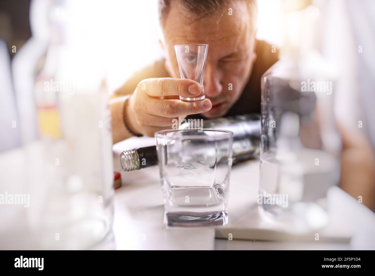 l'homme ivre ayant un problème d'alcool a besoin d'un traitement Banque D'Images