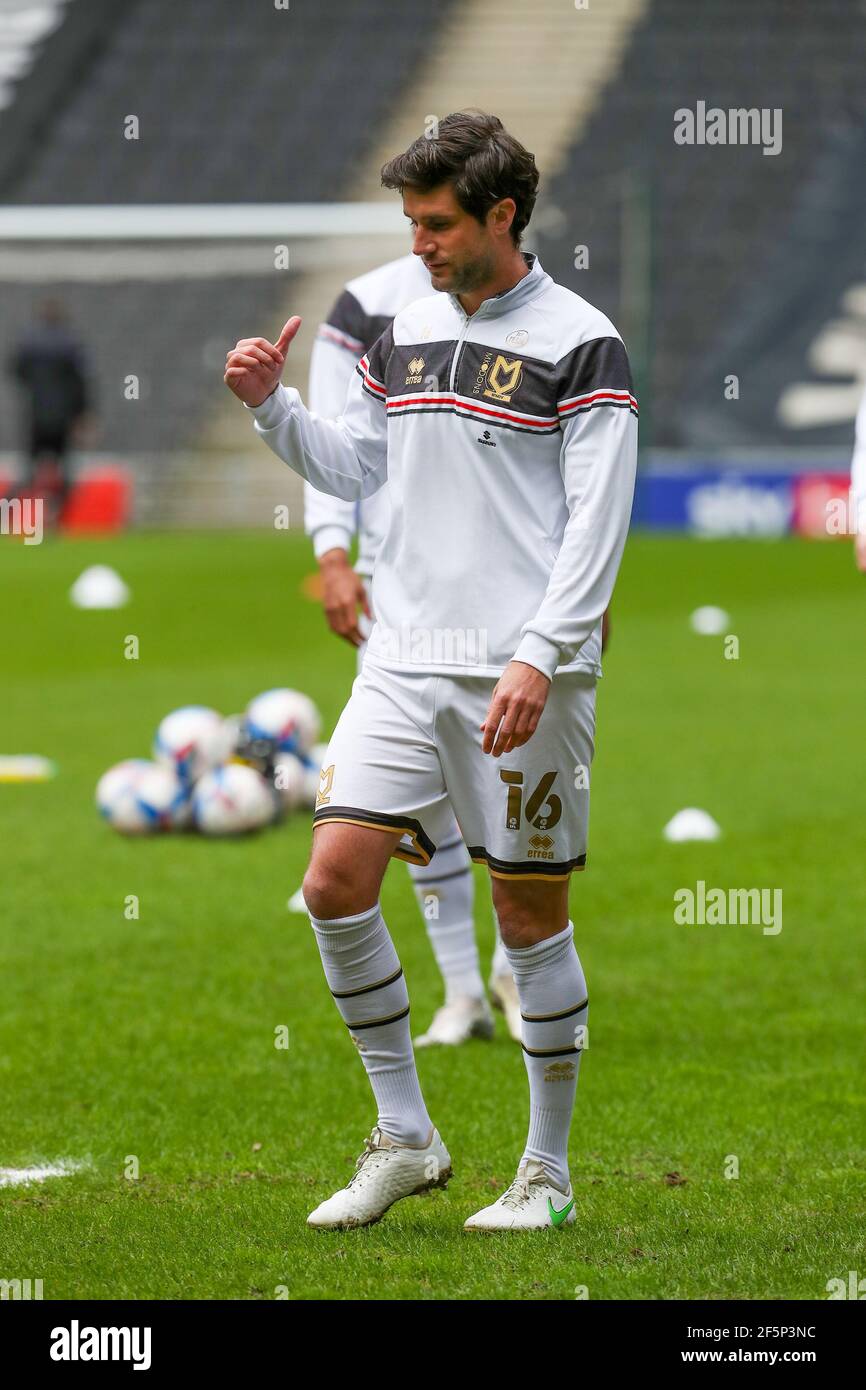 MILTON KEYNES, ROYAUME-UNI. 27 MARS : le capitaine Andrew Surman de Milton Keynes se réchauffe avant le match de la Ligue 1 de pari du ciel entre les Dons MK et les Doncaster Rovers au stade MK, Milton Keynes, le samedi 27 mars 2021. (Credit: John Cripps | MI News) Credit: MI News & Sport /Alay Live News Banque D'Images