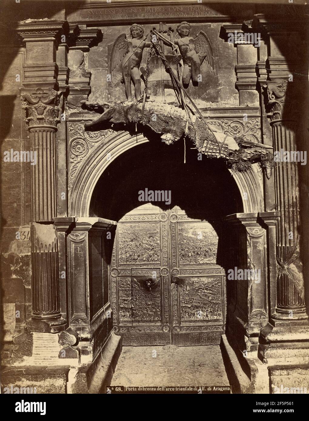 Porta di bronzo dell'arco trionfale di Alfonso di Aragona. Fabricant inconnu, italien Banque D'Images